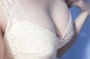 胸部躺下后的形態(tài)也挺滿意很自然，看起來(lái)不會(huì)很假