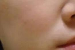 白瓷娃娃嫩白美膚前拍的照片，皮膚有些暗黃松弛