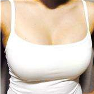 老媽隆胸失敗假體取出，還是自然點好~