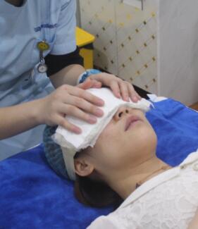 去眼袋術(shù)后護(hù)士給我做冰敷，防止淤青加快恢復(fù)