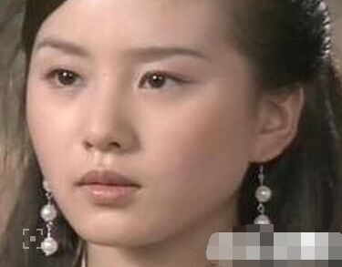 劉詩(shī)詩(shī)大餅?zāi)樧凒Z蛋臉 劉詩(shī)詩(shī)整容對(duì)比圖