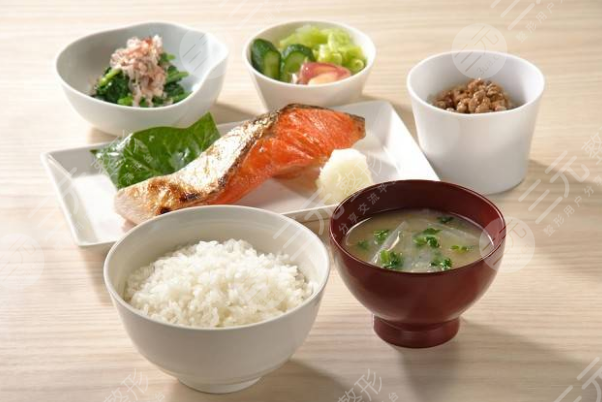 面部奧美定取出腫脹期