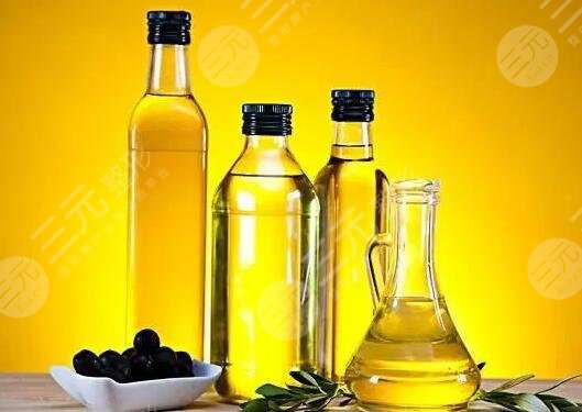 　　橄欖油如何去妊娠紋果好?有很多生產(chǎn)過(guò)孩子的愛(ài)美人士都反饋說(shuō)，自己身上擁有不好看的妊娠紋，想要通過(guò)涂抹橄欖油，讓自己的妊娠紋消除掉，恢復(fù)好看的肌膚，妊娠紋去除橄欖油已經(jīng)是目前求美者人是比較認(rèn)可的一種技術(shù)手段之一了，但是需要注意的是，妊娠油畢竟是外在用品，沒(méi)辦法達(dá)到根治，對(duì)于比較淺的妊娠紋是有一定淡化果的，但是如果是比較深的妊娠紋責(zé)沒(méi)有太大用處，以下是小編根據(jù)去除妊娠紋成功姐妹們的安利，為大家整理出來(lái)的，目前國(guó)內(nèi)去除妊娠紋比較好的幾種方法之一，大家了解一下吧!  　　1、祛除妊娠紋的有方法  　　妊娠紋一般都體現(xiàn)在突然長(zhǎng)胖的人群身上，主要的人群是懷孕期間的媽媽群體，在懷孕后期胎兒的發(fā)育速度會(huì)比較快，因此在腹部周圍就會(huì)有一些妊娠紋的出現(xiàn)，如果對(duì)于沒(méi)有懷孕的小伙伴們來(lái)說(shuō)，一段時(shí)間的突然長(zhǎng)胖，那么臀部和大腿根部都有一定的妊娠紋情況，但妊娠紋在一定情況下是很影響美觀的，那么去妊娠紋的方法主要有哪些呢?  　　(1)、醫(yī)美技術(shù)  　　醫(yī)美去妊娠紋的果相對(duì)來(lái)說(shuō)是比較快速且有的，到正規(guī)醫(yī)院的整形美容科或者是整形美容醫(yī)院去采用脈沖激光、鐳射微晶磨皮、果酸換膚等多種專業(yè)的去皺紋技術(shù)緩解方案來(lái)去除妊娠紋，是目前時(shí)下見(jiàn)快且果好的一種去妊娠紋方法。  　　(2)、按摩  　　小伙伴們可以在每天睡前在妊娠紋部位涂抹精油，沿著順時(shí)針?lè)较虼蛉Π茨Γ瑘?jiān)持按摩20分鐘左右，在一個(gè)星期以后就會(huì)會(huì)有一定的去除妊娠紋的果，當(dāng)然同時(shí)除了常規(guī)的按摩精油以外，還可以使用部分橙花油和薰衣草進(jìn)行調(diào)配，這樣去除妊娠紋會(huì)有比較的果。  　　(3)、雞蛋  　　雞蛋在一定程度上也可以去除妊娠紋，因?yàn)榇蠹叶贾离u蛋清有清熱解毒，促進(jìn)組織生長(zhǎng)的功，將妊娠紋部位清洗干凈之后，將蛋清敷在肚子上，一般情況下需要等待十分鐘左右，在十分鐘過(guò)后擦掉，對(duì)腹部妊娠紋位置進(jìn)行按摩，堅(jiān)持一段時(shí)間可以有一定淡化妊娠紋的果。  　　(4)、飲食  　　飲食調(diào)理相對(duì)來(lái)說(shuō)是妊娠紋較淺求美者可以選擇的一種技術(shù)方式，多吃一些含豐富膠原蛋白的食物，可以在一定程度上讓皮膚更有彈性，幫助妊娠紋的淡化。  　　2、激光去除妊娠紋需要多久?  　　激光去妊娠紋通常需要2到3個(gè)月左右時(shí)間，能夠這樣妊娠紋去除掉，當(dāng)然具體的時(shí)間需要根據(jù)妊娠紋的嚴(yán)重程度來(lái)決定的，如果是妊娠紋比較嚴(yán)重的小伙伴們的話，則需要開(kāi)展的激光緩解次數(shù)有一定的增加，一般就會(huì)在3個(gè)月左右才能去掉，如果是妊娠紋，覺(jué)淺兩個(gè)月左右就能有一定的緩解果，當(dāng)然，大家需要注意的是，在做激光手術(shù)的同時(shí)，我們也要注意合理飲食，因?yàn)榧す馐中g(shù)在特定情況下會(huì)造成部分損傷，雖然不嚴(yán)重，但是也需要做好傷口的保養(yǎng)護(hù)理工作，多吃新鮮水果和蔬菜，短時(shí)間內(nèi)不要碰水，這樣才能幫助皮膚恢復(fù)。  　　3、激光去除妊娠紋多少錢?  　　價(jià)格通常在2萬(wàn)到2千元左右，其主要影響價(jià)格收費(fèi)情況的，還是妊娠紋嚴(yán)重程度來(lái)決定的，如果是較淺的妊娠紋，那么他的緩解時(shí)間就比較短，他的收費(fèi)也會(huì)相對(duì)比較低。當(dāng)然，除了自身?xiàng)l件以外，不同醫(yī)院，不同醫(yī)生，不同去除妊娠紋的技術(shù)手段都會(huì)在一定程度上影響到價(jià)格，因此想要知道自己去除妊娠紋的具體價(jià)格，建議可以直接到醫(yī)院面診醫(yī)生，醫(yī)生會(huì)根據(jù)你的實(shí)際情況定制去除妊娠紋的方案，在此同時(shí)就能獲得自己去除妊娠紋的具體價(jià)格。