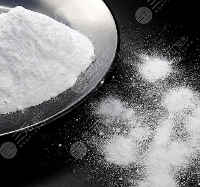 　　蘇打水去黑頭對(duì)皮膚有損害嗎?黑頭不僅看上去不美觀，而且如果沒(méi)有及時(shí)處理掉這些黑頭還會(huì)使毛孔被撐大，使皮膚角質(zhì)受損，加速皮膚松弛下垂。但是去黑頭也要遵從科學(xué)的方法，如果盲目地用手去擠壓黑頭，黑頭短時(shí)間內(nèi)被擠出，但是很快又會(huì)生長(zhǎng)出來(lái)，黑頭也會(huì)生長(zhǎng)的越來(lái)越嚴(yán)重?，F(xiàn)在黑頭去除的方法還是比較多的，有去除黑頭的面膜，有黑頭導(dǎo)出液，有黑頭鏟等等。下面我們就給大家介紹一下蘇打水去黑頭吧。  　　1、蘇打水去黑頭對(duì)皮膚有損害嗎?  　　目前有很多種去除黑頭的辦法，例如有一些去除黑頭的撕拉面膜可以把黑頭緊緊的粘在面膜上，然后用力拉扯可以帶出黑頭。這種方法會(huì)使皮膚變得松弛，而且還會(huì)損傷皮膚表面的保護(hù)層，長(zhǎng)期使用不利于皮膚的健康，容易產(chǎn)生皺紋。還有一些貼敷類(lèi)的面膜，可以乳化黑頭，便于黑頭排出，然后再通過(guò)貼敷收縮毛孔的面膜，使毛孔變得緊致。  　　這種面膜更加有利于黑頭的處理和皮膚的保護(hù)。有不少朋友探索了新的簡(jiǎn)單易行的去黑頭方法，就是蘇打水去黑頭。通過(guò)在臉上服蘇打水，毛孔里的黑頭會(huì)變得松動(dòng)，隨著棉棒的觸動(dòng)會(huì)排出皮膚之外。這個(gè)方法主要是源于蘇打水的弱堿性與皮膚黑頭的弱酸性相互作用。在現(xiàn)實(shí)當(dāng)中被應(yīng)用的很廣泛，而且有不少朋友反映還是比較有用的。  　　2、黑頭的產(chǎn)生原理  　　黑頭主要是毛孔里生長(zhǎng)了過(guò)多的油脂，這些油脂與灰塵和皮膚雜質(zhì)混合在一起，經(jīng)過(guò)長(zhǎng)期的氧化變成了黑色，外觀看起來(lái)就是一個(gè)一個(gè)的黑點(diǎn)分布。如果用手?jǐn)D壓會(huì)擠出來(lái)乳狀的物質(zhì)而且還有臭味。黑頭多產(chǎn)生于油性膚質(zhì)的人群主要集中在面部、胸部和背部。因?yàn)橛托约∧w的人群，他們本身皮膚分泌油脂量很大，而且毛孔相對(duì)來(lái)說(shuō)比較粗，這給黑頭生長(zhǎng)提供了溫床。  　　黑頭生長(zhǎng)是惡性循環(huán)的過(guò)程，首先是毛孔粗大容易產(chǎn)生油脂和黑頭，如果不經(jīng)正確方法就盲目的去除灰頭，那會(huì)刺激皮膚生長(zhǎng)出更多的油脂，產(chǎn)生更多的黑頭，毛孔越長(zhǎng)越大，將毛孔撐得越來(lái)越大，而越來(lái)越大的毛孔就會(huì)長(zhǎng)出越來(lái)越大的黑頭。所以毛孔和黑頭是要同時(shí)顧及的，去除黑頭要采用科學(xué)的方法。  　　3、蘇打水去黑頭的注意事項(xiàng)  　　蘇打水是弱堿性的物質(zhì)，而且并非專(zhuān)業(yè)的皮膚護(hù)理用品，所以不利于長(zhǎng)期使用。我們所使用的化妝品，尤其是油性皮膚使用的化妝品，一般都應(yīng)該以溫和性的為主。因?yàn)殚L(zhǎng)期的弱堿或者弱酸刺激會(huì)使皮膚生長(zhǎng)更多的油脂，而且還會(huì)破壞皮膚表面的屏障。皮膚屏障一旦受損會(huì)產(chǎn)生很多皮膚問(wèn)題。  　　而且長(zhǎng)期使用弱堿性的產(chǎn)品，皮膚會(huì)變得敏感而且容易發(fā)紺，產(chǎn)生敏感肌和產(chǎn)生皺紋。所以如果采用小蘇打去黑頭的辦法，那么就要適度使用，要間隔很長(zhǎng)一段時(shí)間之后再度使用，而且使用過(guò)程中要注意小蘇打和水的比例。濃度過(guò)大的小蘇打也會(huì)在短時(shí)間之內(nèi)使皮膚受到刺激，發(fā)癢，紅腫。  　　去黑頭的方法有很多，有的朋友皮膚很敏感，就要選用溫和的去黑頭的方法，如果有的朋友的皮膚上面存在傷口那么就不要使用此類(lèi)方法。醫(yī)美上也有很多種去黑頭的方法，例如可以采用光子嫩膚、激光照射等方法。通過(guò)光線對(duì)肌膚的刺激，是肌膚深層的膠原組織。  　　大量再生促進(jìn)皮膚的新生活力，使原本的老化問(wèn)題得以解除，而且毛孔缺乏彈性的問(wèn)題也得以緩解，這樣就可以有能力排解出黑頭及油脂，避免大量黑頭的再次產(chǎn)生。同時(shí)光子、嫩膚和激光照射可以改變皮膚的膚質(zhì)，使皮膚屏障變得更厚重，有利于抵擋外部因素的侵襲，保護(hù)內(nèi)部肌膚的健康。