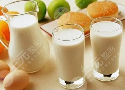 把檸檬牛奶涂在臉上