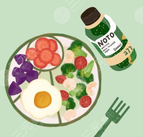 　　想減肥晚餐吃什么比較合理?現(xiàn)在有許多的小伙伴被肥胖困擾著，但是因為工作，家庭或者學習的原因，并沒有充足的時間去運動減肥，為了維持自身的營養(yǎng)健康，也不能盲目的去節(jié)食減肥，所以我們可以通過改變自己的三餐，來達到一個維持營養(yǎng)的同時，能夠減重的果。就有很多的小伙伴想了解晚餐吃什么可以減肥。對此小編不僅查閱了資料，也進行了親身實踐，整理了一些方法和食譜來對“想減肥晚餐吃什么”這個問題進行答疑解惑，小伙伴們可以參考一下。  　　一、想減肥晚餐吃什么比較合理?  　　小伙伴們想要減肥的話，在吃晚餐的時候需要注意哪些問題呢?首先咱們晚餐的時間好安排在晚上的六點左右，遲也不要超過晚上八點。有很多減重醫(yī)生和我們科普過，晚上八點過后好不要再進食了，如果感覺到饑餓的話可以喝的水，如果咱們晚餐吃的太晚的話，接著就要上床睡覺，這樣不僅會極大地增加患尿道結(jié)石的風險，也會使人更加容易發(fā)胖。  　　其次是晚餐，不適合過于豐盛的肉類因為晚餐吃大量的肉類的話，它會使咱們身體內(nèi)的膽固醇含量極具增高，長時間這樣吃的話就容易誘發(fā)冠心病。然后晚餐不適合吃甜食，晚餐過后呢，咱們的運動量會減少，甜食會加劇脂肪在身體里面的堆積，所以為了達到減肥的果，咱們在吃晚餐的時候應該避免吃甜食。  　　咱們在吃晚餐的時候，應該避免吃太飽，想必大家都經(jīng)歷過晚餐吃的太飽的話呢，不僅更容易長胖，還會導致晚上容易睡不著覺。在晚餐的時候吃了大量的東西的時候會造成腸胃的負擔更重，腸胃就會傳遞很多信息給咱們的大腦，久而久之就會引起神經(jīng)衰弱等癥狀。所以咱們在吃晚餐的時候呢，好吃七分飽，如果想要通過晚餐減肥的話，吃半飽維持身體的營養(yǎng)就可以了。  　　二、晚餐減肥應該吃什么?  　　咱們在通過晚餐減肥的方法進行減重的過程中，有一些食材可以達到這個減重的果，大家可以適當吃。首先咱們可以吃豆類食品，有研究表明，豆類有助于消除人體腹部的脂肪，因為豆類中含有豐富的膳食纖維，膳食纖維不僅可以去除身體的脂肪，也可以清除內(nèi)臟脂肪。其次，可以吃綠色葉子菜，晚餐選擇吃涼拌的綠色葉子菜，不僅可以保護幫助咱們少吃更多高熱量食物，也維持了咱們的健活。  　　然后呢，咱們可以在晚餐期間選擇吃粗糧，比如玉米，蕎麥，高粱等粗糧食物，它們也含有豐富的膳食纖維，促進了腸胃的蠕動，也能夠有的幫助咱們減肥。后呢，是晚餐期間可以適當?shù)某约t辣椒，因為新鮮的紅辣椒當中含有辣椒素，它能夠加速人體的新陳代謝，從而減少脂肪在人體中堆積，也是一個減脂的小技巧。  　　三、醫(yī)療美容技術(shù)減肥  　　對于患有頑固性肥胖或者病理性肥胖的小伙伴，通過晚餐減肥的方法可能并不會起到的果，所以咱們可以選擇醫(yī)療美容的技術(shù)來達到減肥的目的。咱們常見的減肥手術(shù)呢，有抽脂手術(shù)和縮胃手術(shù)。抽脂手術(shù)呢是在身體部位脂肪比較厚的地方切一個小切口，然后從小切口的部位，將皮下脂肪取出來，達到減肥的目的，但是吸脂手術(shù)對醫(yī)生的技術(shù)要求是高的，所以小伙伴們需要到正規(guī)的醫(yī)院去咨詢?？s胃手術(shù)呢是通過切割的方式將胃部切割掉一部分縮小胃的容量，讓咱們的進食變得更少，從而達到減肥的目的。