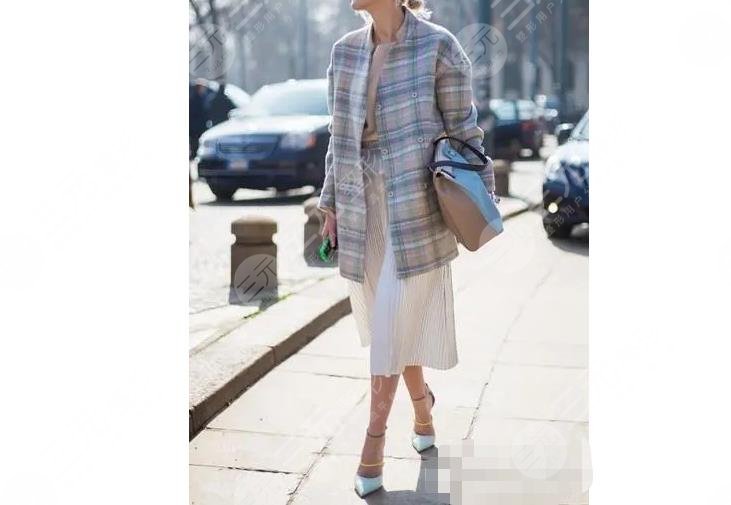 格子衫+裙子+高跟鞋