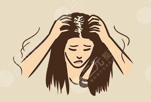 　　頭發(fā)稀少適合的發(fā)型有哪些?發(fā)量對(duì)于發(fā)型來說也是比較重要的，如果頭發(fā)比較稀少，很多發(fā)型是做不出的效果，選擇發(fā)型方面也是受到局限性限制，從發(fā)型設(shè)計(jì)角度來說頭發(fā)稀少，可以通過發(fā)型的層次結(jié)構(gòu)卷曲程度來調(diào)整使頭發(fā)的發(fā)量，在視覺上增多，如果發(fā)量特別少，容易貼頭皮，愛出油，給人的感覺也比較邋遢，扎起頭發(fā)來顯得特別的少，也不好看，特別羨慕那些發(fā)量比較多的人，其實(shí)可以通過一些發(fā)型來修飾。  　　頭發(fā)稀少適合的發(fā)型有哪些?  　　頭發(fā)稀少的人比較適合短發(fā)或者燙發(fā)，因?yàn)轭^發(fā)越長(zhǎng)自身重力越大容易貼上皮，發(fā)量顯得會(huì)比較少，而頭發(fā)短自身重力，發(fā)根的支撐力會(huì)比較好，發(fā)型的蓬松度比較飽滿，燙發(fā)可以增加蓬松感，可以獲得時(shí)髦洋氣的感覺，增加發(fā)量的視覺感。  　　許多人都覺得燙發(fā)之后容易顯老，其實(shí)那是發(fā)型沒有選對(duì)，如果選擇羊毛卷發(fā)型比較適合頭發(fā)稀疏的人，燙發(fā)顯老大多是燙出厚重堆積的效果，所導(dǎo)致的發(fā)量稀少，只要選好卷型大小，不僅增加飯量，還可以增加空間感上發(fā)型具有動(dòng)感。  　　發(fā)量少發(fā)型的塑造能力就弱，發(fā)型容易貼頭皮，會(huì)讓頭發(fā)顯得稀疏，選擇燙發(fā)也是比較明智的選擇，例如紋理燙方式，可以把頭發(fā)燙出自然的彎曲效果，讓發(fā)型變得蓬松感，提升再染一款適合膚色的發(fā)色不僅時(shí)尚感又有靈動(dòng)感，也可以幫助大家解決發(fā)量少的煩惱，對(duì)于年輕人來說，燙發(fā)不一定非要燙出滿頭的小卷，才屬于燙發(fā)，其實(shí)剪短發(fā)的女生燙的太卷特別的顯老，大家可以參考一下紋理燙，只需要燙出弧度，洗頭發(fā)之后，吹干時(shí)用發(fā)蠟抓出蓬松感激，可既顯得發(fā)亮增多有自然隨意，如果發(fā)量比較稀少的話可以嘗試一下。  　　不喜歡燙發(fā)的人可以選擇短發(fā)，清爽干練，在視覺上增加發(fā)量，比較流行的眉上，短劉海，頭發(fā)剪短之后自然又蓬松，如果頭發(fā)細(xì)軟，可以使用發(fā)蠟把頭發(fā)抓的蓬松一點(diǎn)，也可以起到很好的顯發(fā)的目的，主要是這種發(fā)型比較顯氣質(zhì)。  　　對(duì)于中青年女生燙發(fā)的卷型也可以稍微明顯一些，比如自然短款卷發(fā)搭配時(shí)尚的發(fā)色，既洋氣又濕毛，也可以增加發(fā)量，不會(huì)顯得發(fā)量比較少，短發(fā)燙卷比較適合頭發(fā)稀少的人，對(duì)于不喜歡太卷的女生來說，也可以調(diào)整層次的結(jié)構(gòu)方式，燙一些中大卷波浪卷發(fā)效果也是不錯(cuò)的或者針對(duì)發(fā)根進(jìn)行摩根燙，讓頭發(fā)看起來比較蓬松，發(fā)量就會(huì)顯得比較多，打造成熟女性韻味，展現(xiàn)的也是淋漓盡致。  　　對(duì)于老年人來說頭發(fā)發(fā)量少肯定會(huì)選擇燙發(fā)，老年人比較忌諱的是貼頭皮的發(fā)型，所以選擇發(fā)型時(shí)要以蓬松為主，燙發(fā)不僅可以增加發(fā)量，還可以提升老年人的精氣，神打理好會(huì)顯得年輕化卷型大小可以根據(jù)自己的喜好來決定，小卷顯發(fā)，量大卷隨意自然，只要可以達(dá)到增發(fā)的作用，又好看即可，大卷發(fā)型時(shí)尚感強(qiáng)又自然保持時(shí)間比較短，老人可以選擇燙一些小卷，營(yíng)造飽滿蓬松感，主要是維持的時(shí)間還會(huì)比較長(zhǎng)，比較常見的老年款發(fā)型，洋氣的小卷，既減齡又顯氣質(zhì)。