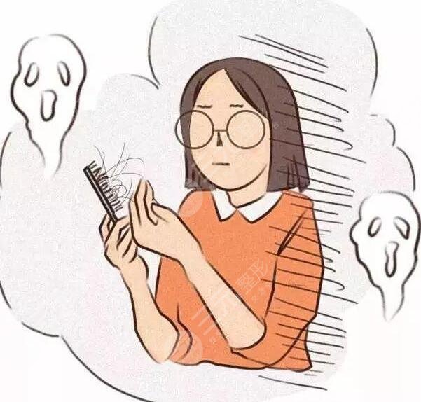 　　頭發(fā)稀少適合的發(fā)型有哪些?發(fā)量對(duì)于發(fā)型來說也是比較重要的，如果頭發(fā)比較稀少，很多發(fā)型是做不出的效果，選擇發(fā)型方面也是受到局限性限制，從發(fā)型設(shè)計(jì)角度來說頭發(fā)稀少，可以通過發(fā)型的層次結(jié)構(gòu)卷曲程度來調(diào)整使頭發(fā)的發(fā)量，在視覺上增多，如果發(fā)量特別少，容易貼頭皮，愛出油，給人的感覺也比較邋遢，扎起頭發(fā)來顯得特別的少，也不好看，特別羨慕那些發(fā)量比較多的人，其實(shí)可以通過一些發(fā)型來修飾。  　　頭發(fā)稀少適合的發(fā)型有哪些?  　　頭發(fā)稀少的人比較適合短發(fā)或者燙發(fā)，因?yàn)轭^發(fā)越長(zhǎng)自身重力越大容易貼上皮，發(fā)量顯得會(huì)比較少，而頭發(fā)短自身重力，發(fā)根的支撐力會(huì)比較好，發(fā)型的蓬松度比較飽滿，燙發(fā)可以增加蓬松感，可以獲得時(shí)髦洋氣的感覺，增加發(fā)量的視覺感。  　　許多人都覺得燙發(fā)之后容易顯老，其實(shí)那是發(fā)型沒有選對(duì)，如果選擇羊毛卷發(fā)型比較適合頭發(fā)稀疏的人，燙發(fā)顯老大多是燙出厚重堆積的效果，所導(dǎo)致的發(fā)量稀少，只要選好卷型大小，不僅增加飯量，還可以增加空間感上發(fā)型具有動(dòng)感。  　　發(fā)量少發(fā)型的塑造能力就弱，發(fā)型容易貼頭皮，會(huì)讓頭發(fā)顯得稀疏，選擇燙發(fā)也是比較明智的選擇，例如紋理燙方式，可以把頭發(fā)燙出自然的彎曲效果，讓發(fā)型變得蓬松感，提升再染一款適合膚色的發(fā)色不僅時(shí)尚感又有靈動(dòng)感，也可以幫助大家解決發(fā)量少的煩惱，對(duì)于年輕人來說，燙發(fā)不一定非要燙出滿頭的小卷，才屬于燙發(fā)，其實(shí)剪短發(fā)的女生燙的太卷特別的顯老，大家可以參考一下紋理燙，只需要燙出弧度，洗頭發(fā)之后，吹干時(shí)用發(fā)蠟抓出蓬松感激，可既顯得發(fā)亮增多有自然隨意，如果發(fā)量比較稀少的話可以嘗試一下。  　　不喜歡燙發(fā)的人可以選擇短發(fā)，清爽干練，在視覺上增加發(fā)量，比較流行的眉上，短劉海，頭發(fā)剪短之后自然又蓬松，如果頭發(fā)細(xì)軟，可以使用發(fā)蠟把頭發(fā)抓的蓬松一點(diǎn)，也可以起到很好的顯發(fā)的目的，主要是這種發(fā)型比較顯氣質(zhì)。  　　對(duì)于中青年女生燙發(fā)的卷型也可以稍微明顯一些，比如自然短款卷發(fā)搭配時(shí)尚的發(fā)色，既洋氣又濕毛，也可以增加發(fā)量，不會(huì)顯得發(fā)量比較少，短發(fā)燙卷比較適合頭發(fā)稀少的人，對(duì)于不喜歡太卷的女生來說，也可以調(diào)整層次的結(jié)構(gòu)方式，燙一些中大卷波浪卷發(fā)效果也是不錯(cuò)的或者針對(duì)發(fā)根進(jìn)行摩根燙，讓頭發(fā)看起來比較蓬松，發(fā)量就會(huì)顯得比較多，打造成熟女性韻味，展現(xiàn)的也是淋漓盡致。  　　對(duì)于老年人來說頭發(fā)發(fā)量少肯定會(huì)選擇燙發(fā)，老年人比較忌諱的是貼頭皮的發(fā)型，所以選擇發(fā)型時(shí)要以蓬松為主，燙發(fā)不僅可以增加發(fā)量，還可以提升老年人的精氣，神打理好會(huì)顯得年輕化卷型大小可以根據(jù)自己的喜好來決定，小卷顯發(fā)，量大卷隨意自然，只要可以達(dá)到增發(fā)的作用，又好看即可，大卷發(fā)型時(shí)尚感強(qiáng)又自然保持時(shí)間比較短，老人可以選擇燙一些小卷，營(yíng)造飽滿蓬松感，主要是維持的時(shí)間還會(huì)比較長(zhǎng)，比較常見的老年款發(fā)型，洋氣的小卷，既減齡又顯氣質(zhì)。