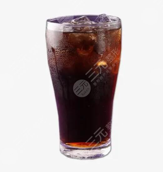 有色蘇打水、可樂等各種碳酸飲料